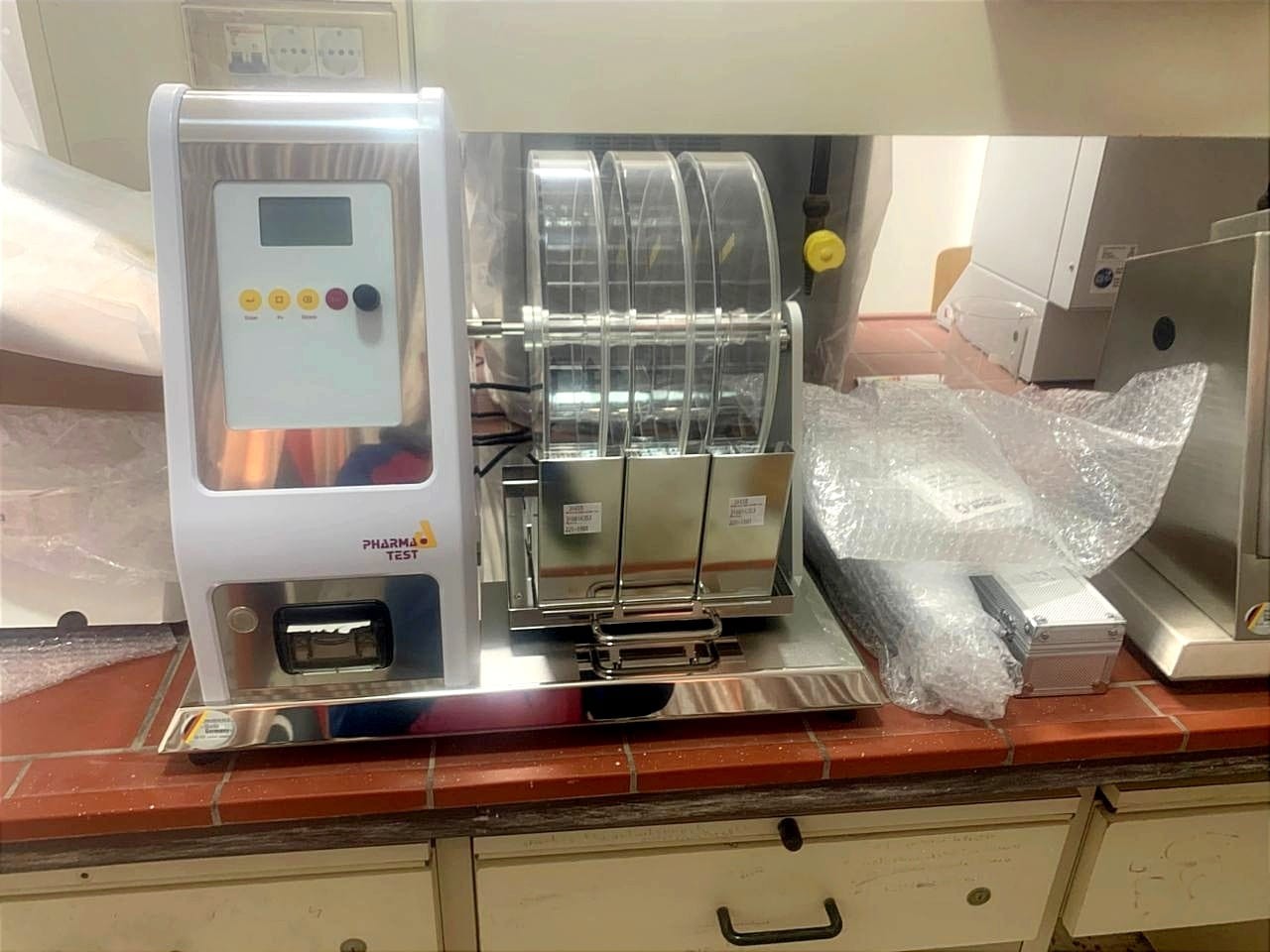 "Completion of the installation of laboratory equipment at the Faculty of Medicine and Pharmacy."
