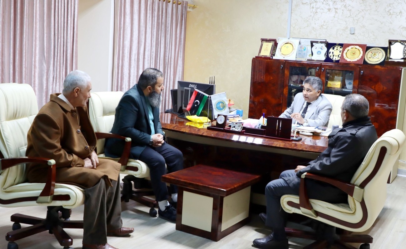 The meeting of the university president with the deputy and office directors to discuss the progress of work in the Graduate Studies and Delegates Administration.